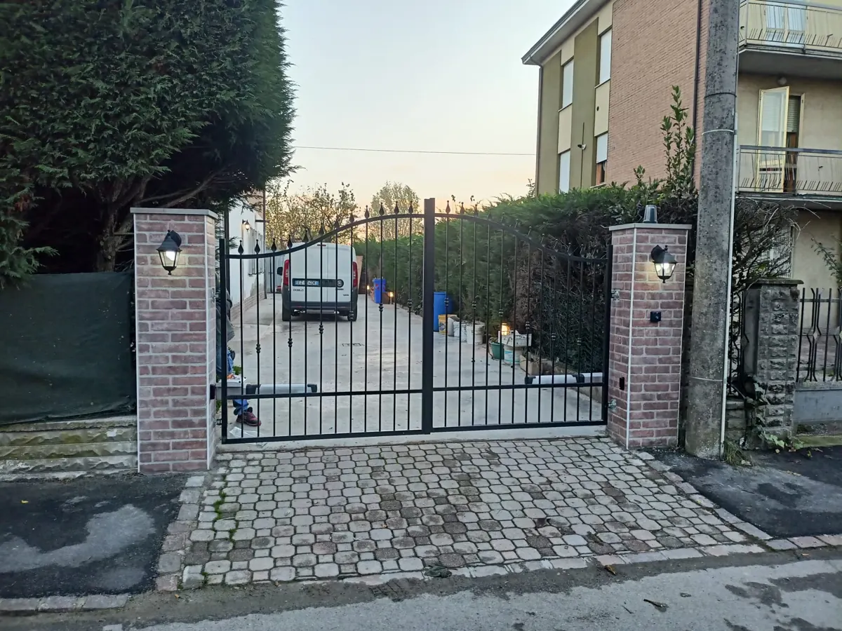 Cancello automatico a due ante all'ingresso di un condominio in provincia di Modena