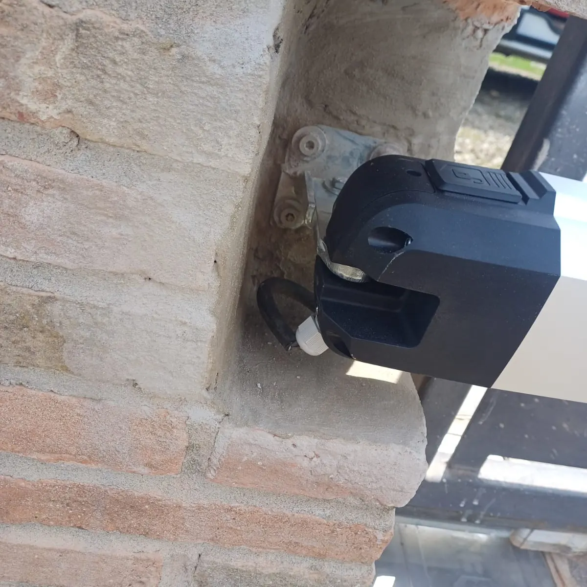 Attacco dell'attuatore al pilastro di un cancello a battente