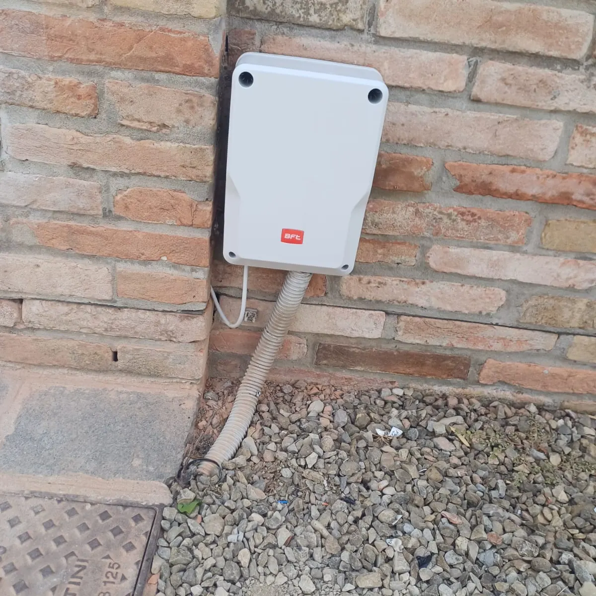 Centrale di comando di un cancello automatico montata sul muro, dove si trova la ricevente dei telecomandi