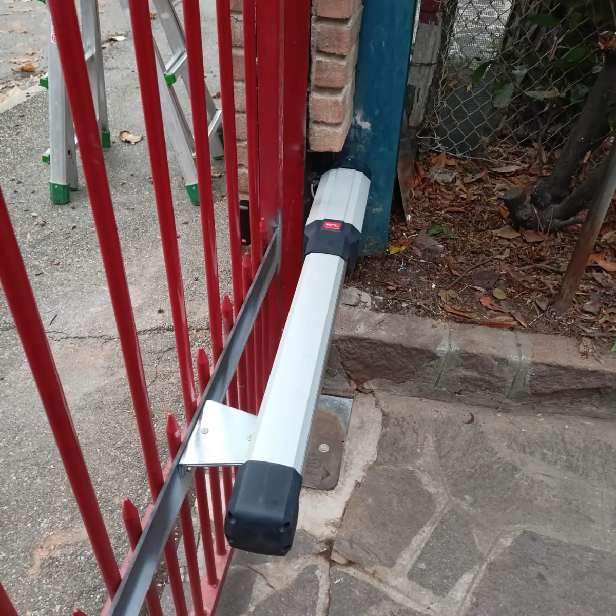 Attuatore NICE montato su un cancello a battente a Sassuolo