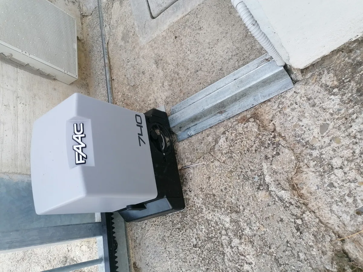 Motoriduttore FAAC 740 di un cancello scorrevole seguito da Electro System in provincia di Modena