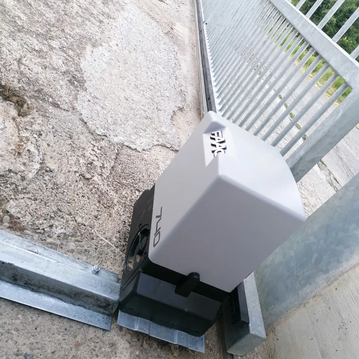 Motoriduttore FAAC installato su un cancello scorrevole con cremagliera