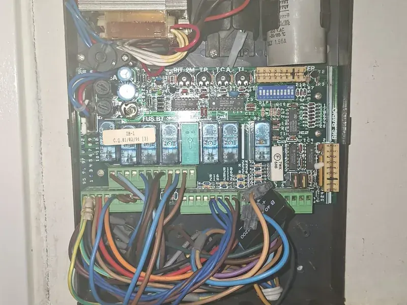 Quadro di comando di un cancello automatico aperto durante la ricerca di un guasto a Modena